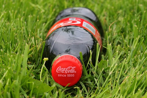 Cola v trávě